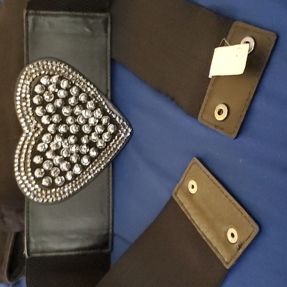 WOOMENS PRE-OWNED HEART WIDE DRESS BELT.